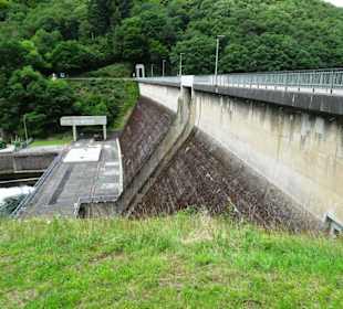 Staumauer der Talsperre des Kraftwerkes