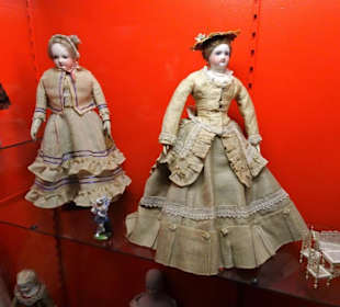 In der Puppenabteilung des Spielzeugmuseums