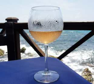 Kühler Rosé am Meer