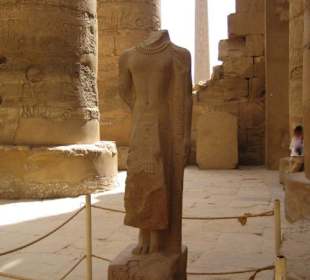 Säulengang/Obelisk im Karnak Tempel.