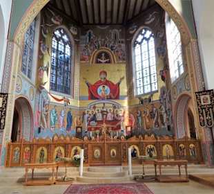 Der Altarbereich der Kirche St. Michael