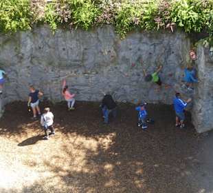 Blick von oben auf die Kletterwand