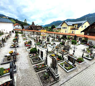 Der nebenliegende Friedhof