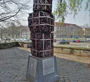 Das Denkmal am Ufer der Leine