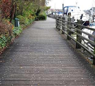 Rundgang auf der Hafenpromenade von Leer