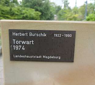 Der Torwart an der Elbuferpromenade