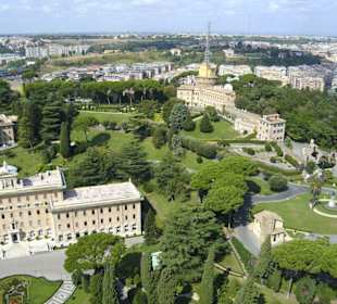 Blick vom Petersdom auf  Rom