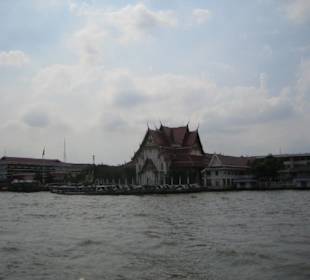 Eine schöne Sicht auf einen alten Tempel.