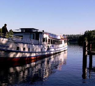 Schiff "Alexander" am Anleger