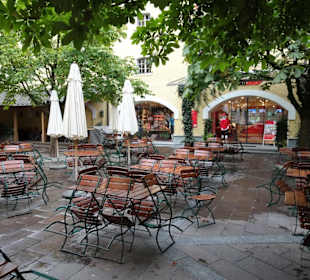 Biergarten im Innenhof der Brauwelt