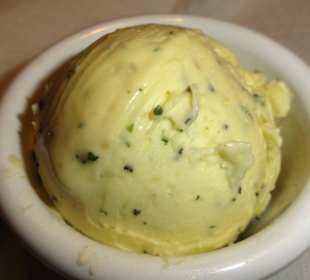 Hausgemachte Kräuterbutter als Starter