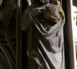 Detail am Turm vom Taufstein in der Severikirche