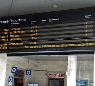 Zuganzeigetafel im Bahnhof Cagliari