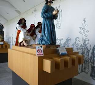 Figuren im Seitenflügel