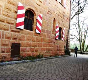 Um die Burg herum