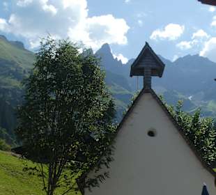 Kleine Kapelle vor tollem Bergpanorama