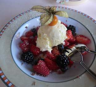 Vanilleeis mit Früchten 