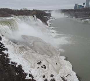 Blick von der amerikanischen Seite der Wasserfälle.