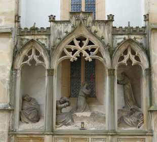 Mannshohe Personengruppe auf der Nordseite