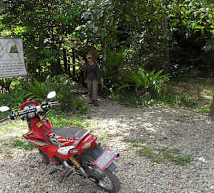 Unser Miet Motorrad vor dem Haupteingang