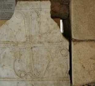 das Ankerkreuz in der Basilika verweist auf