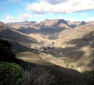 Die Ortschaft Ayagaures mit Stauseen