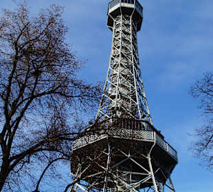 Am Fuße des Petrin Turmes