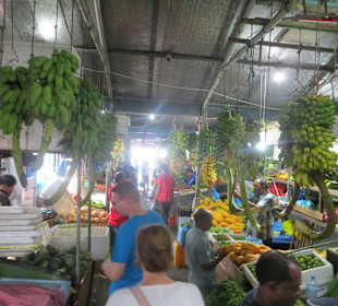 Unterwegs im einheimischen Markt 