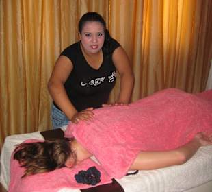 Masseurin im Salon