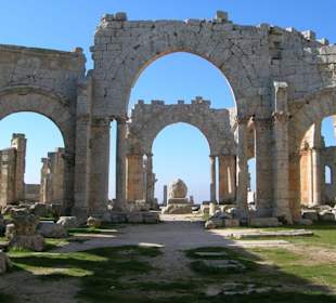 Ruine der Basilika. In der Mitte Säulenstandort