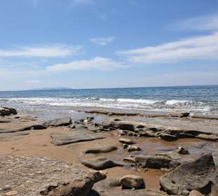 Strand mit Felsen und Sand