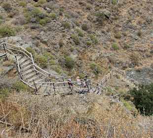 Steil geht es auf Treppen bergab 