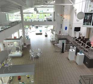 Rundgang durch die Ausstellung des Glasmuseums