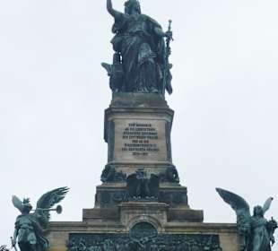 Beim Niederwalddenkmal oberhalb vom Rhein