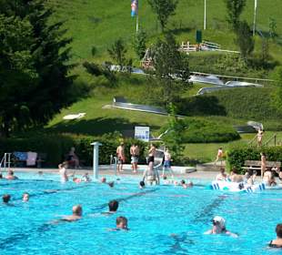 Tolles Freibad ca. 2 Min Fußweg, Hallenbad nebenan