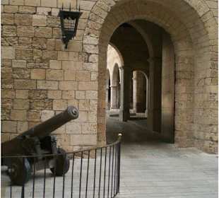 Kanone zum Eingang des Innenhofes