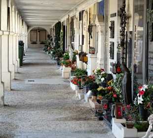 Arkaden des Stadtfriedhofes Brixen