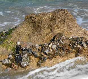 Felsbrocken auf´s Meer gesehen rechts am Strand