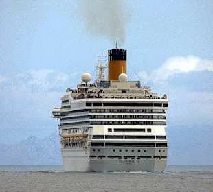 Die Costa Magica verläßft den Hafen Funchal.