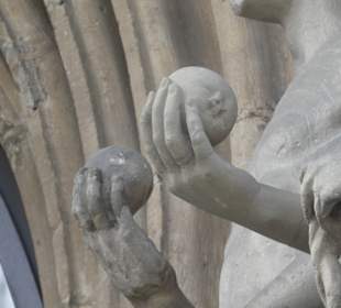 Adam und Eva am Hauptportal der Kirche St. Moriz