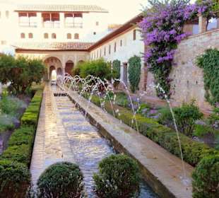 Innenhof der Generalife-Gärten in Granada