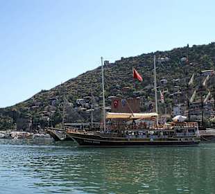 Erste Schiffe laufen aus