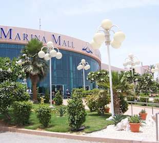 Vor der Marina Mall