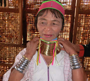 Padaung Frau in der Weberei