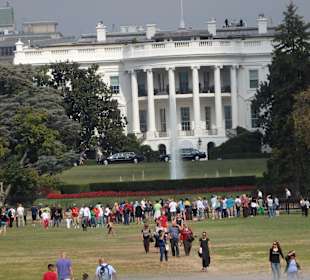 Weises Haus mit Limusinen