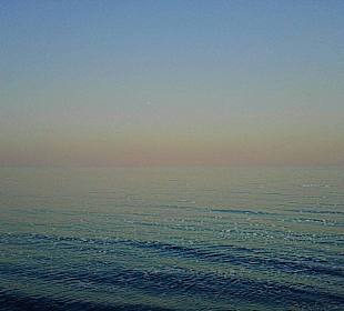 Strandabschnitt bei Sonnenuntergang