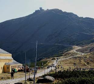 Blick auf die Schneekoppe mit überteuerter Hütte