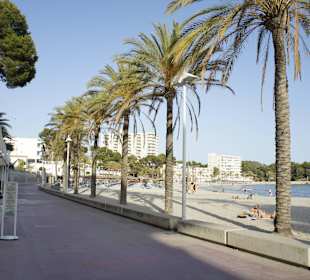 Toller Strand mit Restaurants nach links