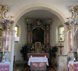 St. Anna: eine kleine Kirche in einem kleinen Dorf