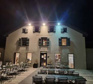 Berghaus bei Nacht